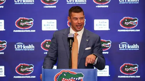 Huấn luyện viên Florida mang tiếng cười, thẳng thắn và phản bác so sánh với Lane Kiffin tại Ngày họp báo SEC đầu tiên