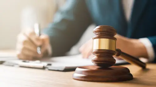 ICE đòi tiền phạt gần 500.000 đô la đối với luật sư nhập cư bị cáo buộc nộp đơn xin tị nạn giả