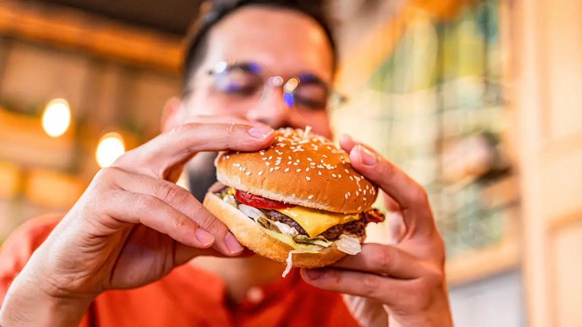 Giá bán bữa ăn chấn động: Nơi nào ở Mỹ có món burger, khoai tây chiên và nước ngọt rẻ nhất?