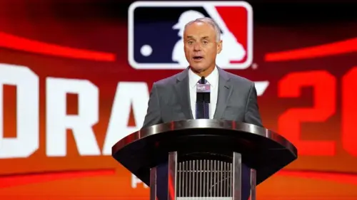 Ủy viên Ủy Major League Baseball (MLB) Rob Manfred phát âm sai tên tuyển thủ đầu tiên của kỳ tuyển chọn