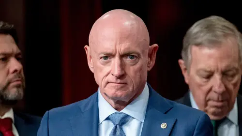 Thượng nghị sĩ Mark Kelly cảnh báo chính sách cực tả có thể khiến đảng Dân chủ mất ghế