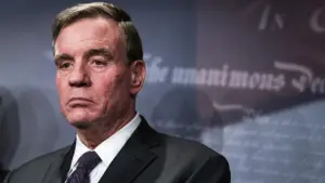 Thượng Nghị Sĩ Virginia Mark Warner bị chỉ trích vì thông tin sai lệch về luật ID cử tri
