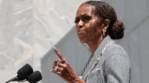 Bà Michelle Obama tố cáo truyền thông dùng thời trang “hạ thấp” bà