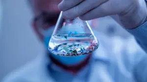 Nghiên cứu mới: Microplastics và Nanoplastics phát hiện trong gần 84% bệnh nhân đau tim