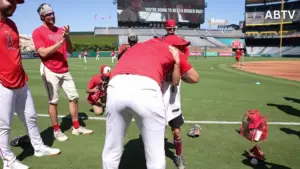 Bé 11 tuổi sống sót sau ung thư gặp thần tượng Mike Trout nhờ Make-A-Wish