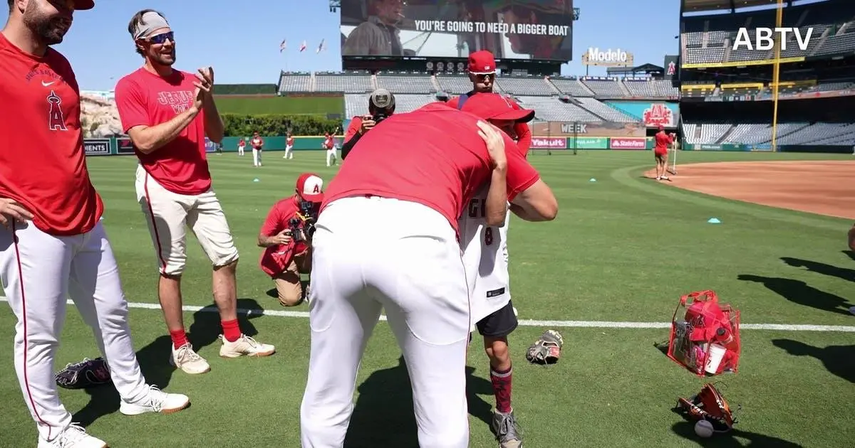 Bé 11 tuổi sống sót sau ung thư gặp thần tượng Mike Trout nhờ Make-A-Wish