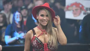 Nữ đô vật WWE Natalya Neidhart giải thích lý do không mặc đồ trong phòng thay đồ