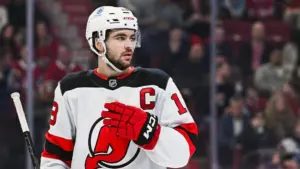 Đội trưởng New Jersey Devils, Nico Hischier, Cứu Một Gia Đình Khi Chèo Thuyền