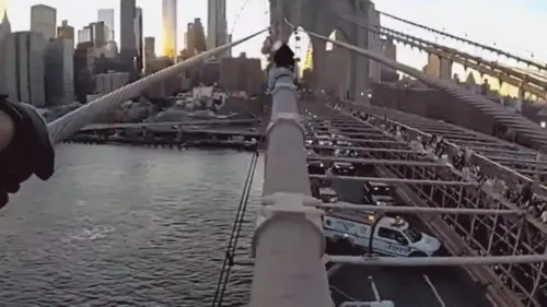 Cảnh sát New York giải cứu thành công phụ nữ từ đỉnh Cầu Brooklyn