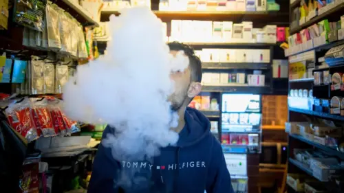 Các Tiểu Bang Lãnh Đạo Đảng Dân Chủ Biến Việc Hút Vape Thành Thói Quen Đắt Đỏ