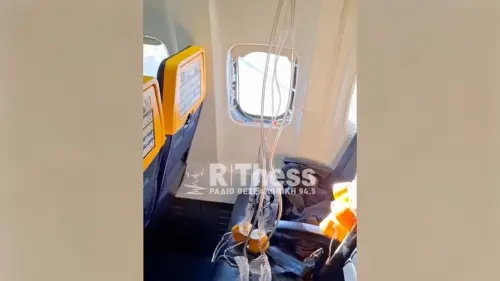 Cửa sổ máy bay Ryanair bung ra, hành khách bị hút ra ngoài