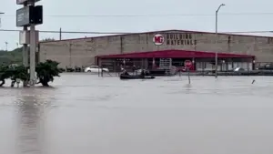 Thống Đốc Texas Tuyên Bố Tình Trạng Thảm Họa 59 Quận Do Lũ Lụt