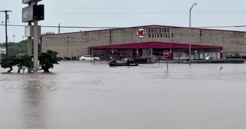 Thống Đốc Texas Tuyên Bố Tình Trạng Thảm Họa 59 Quận Do Lũ Lụt