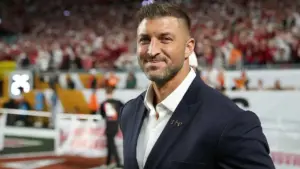 Sự kiện độc đáo tại Lễ hội Fanatics: Cựu sao Florida Gators Tim Tebow ký tặng trên xác cá sấu