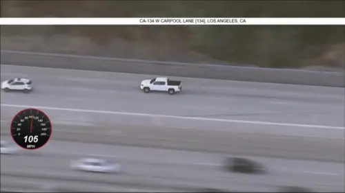 Lái xe bỏ xe tải sau khi bị cảnh sát truy đuổi kết thúc ở Glendale