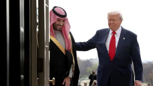 Tổng Thống Donald Trump tìm cách tạo đòn bẩy với Ả Rập Xê Út, làm dấy lên lo ngại về phổ biến hạt nhân
