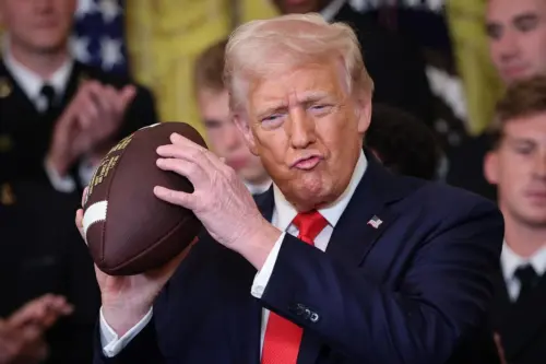 Tổng Thống Trump thúc giục các nhà lập pháp thông qua dự luật “Bảo Vệ Thể Thao Đại Học”