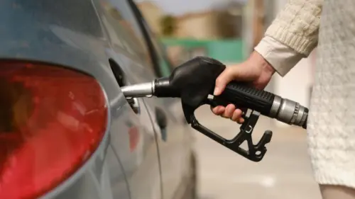 Giá xăng giảm kéo lạm phát tháng 6, nhưng căng thẳng Iran có thể cản trở tiến triển