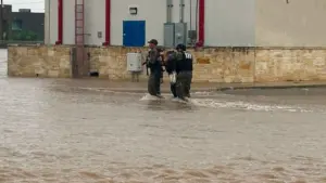 TEXAS FLOODING: HƠN 25 CUỘC GIẢI CỨU ĐƯỢC BÁO CÁO Ở KHU VỰC UVALDE DO MƯA LỚN LIÊN TỤC