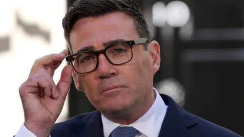 Thủ tướng Anh Andy Burnham triệu tập nội các sau khi loại bỏ đồng minh của người tiền nhiệm