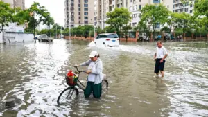 Bão Bavi suy yếu nhưng vẫn gây gió mạnh và mưa lớn cho Trung Quốc