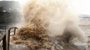 Bão Bavi mang gió mạnh và mưa lớn đến miền Đông Trung Quốc, hơn 2 triệu người sơ tán