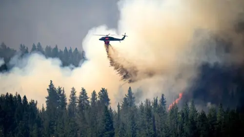Lính Cứu Hỏa Oregon Chuẩn Bị Đối Mặt Thời Tiết Gió Mạnh và Nóng Khi Cháy Rừng Bùng Phát