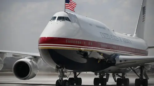 Chính quyền Trump yêu cầu các phóng viên New York Times ra tòa về báo cáo về Air Force One