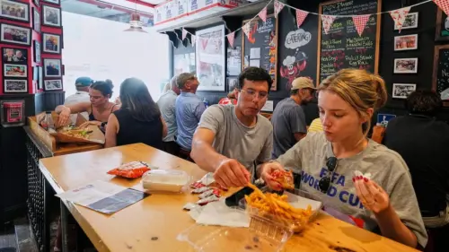 Từ Poutine đến Barbecue, Ẩm Thực Địa Phương Thêm Lý Do Cổ Vũ Cho Người Hâm Mộ World Cup