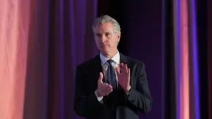 Thu Nhập Hàng Năm Của Thống Đốc California Gavin Newsom Khoảng 1.7 Triệu Đến 2 Triệu Đô La