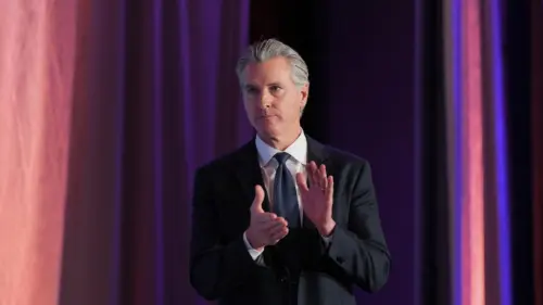 Thu Nhập Hàng Năm Của Thống Đốc California Gavin Newsom Khoảng 1.7 Triệu Đến 2 Triệu Đô La