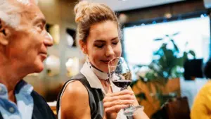 Chuyên gia rượu vang nói một thói quen phổ biến có thể hủy hoại mọi ngụm rượu