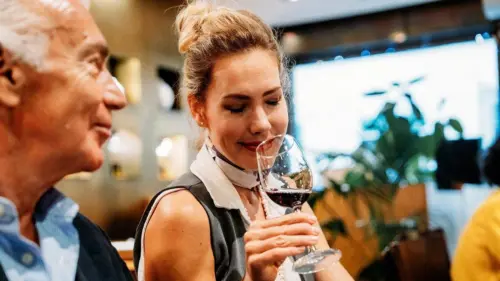 Chuyên gia rượu vang nói một thói quen phổ biến có thể hủy hoại mọi ngụm rượu
