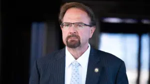 Lập Lại Ứng Viên GOP Sau Khi Dân Biểu Chuck Edwards Rút Khỏi Cuộc Tái Tranh Cử
