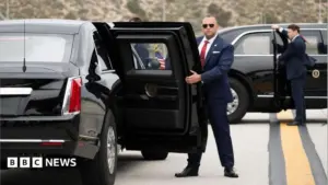 Tổng thống Donald Trump bí mật rời khỏi Air Force One bằng xe chở thức ăn