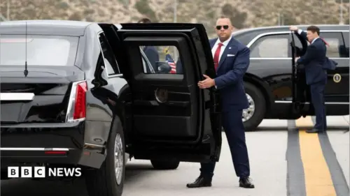 Tổng thống Donald Trump bí mật rời khỏi Air Force One bằng xe chở thức ăn
