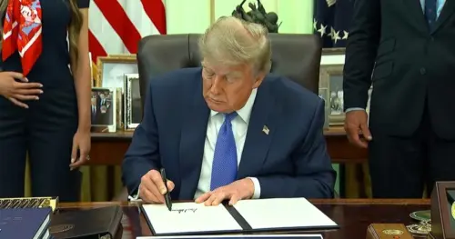 Tổng thống Trump ký sắc lệnh về tiêm chủng trẻ em