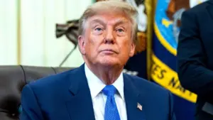 Tổng Thống Trump nói về vụ đổi máy bay bất thường để đảm bảo an toàn