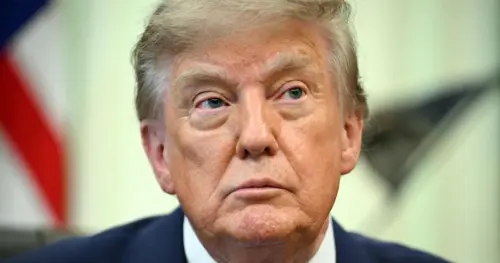 Tổng Thống Trump hoãn áp thuế 50% lên hàng hóa Canada vào phút chót