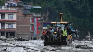 Cứu nạn hàng trăm người mất tích trong lũ lụt ở Nepal, thêm mưa đe dọa