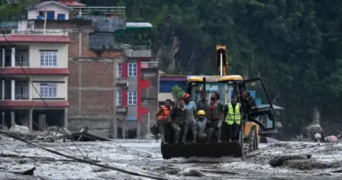 Cứu nạn hàng trăm người mất tích trong lũ lụt ở Nepal, thêm mưa đe dọa