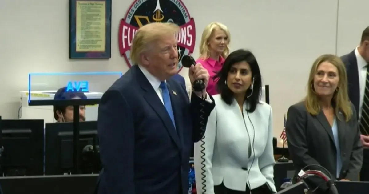 Tổng Thống Trump gọi điện lên Trạm Vũ trụ Quốc tế từ Trung tâm Kiểm soát Sứ mệnh NASA