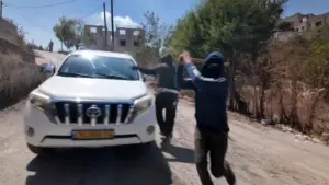 Phóng viên NBC và một phụ nữ Palestine bị người định cư Israel tấn công