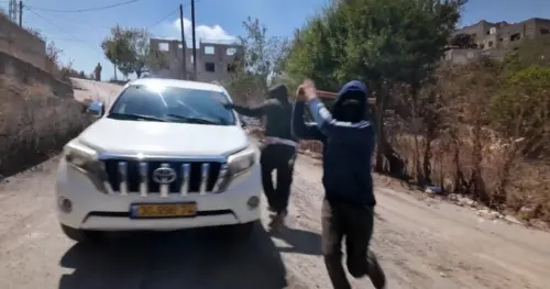 Phóng viên NBC và một phụ nữ Palestine bị người định cư Israel tấn công