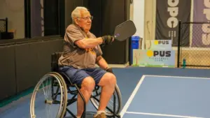 Người chơi pickleball xe lăn đấu với mục đích