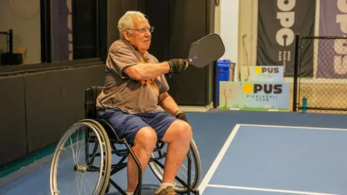 Người chơi pickleball xe lăn đấu với mục đích