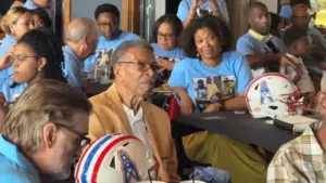 Cựu cầu thủ Houston Oilers Kenny Houston mừng 40 năm vào Đại Sảnh Danh Vọng Pro Football