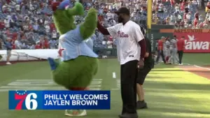 Ngôi sao mới của 76ers Jaylen Brown ra mắt tại Philadelphia, ném bóng khai mạc trận đấu của Phillies
