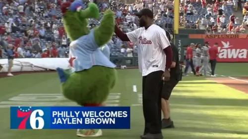 Ngôi sao mới của 76ers Jaylen Brown ra mắt tại Philadelphia, ném bóng khai mạc trận đấu của Phillies