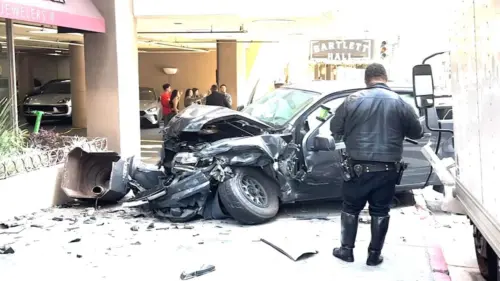 Hai người bị thương khi xe tải đâm cột đèn đường ở San Francisco